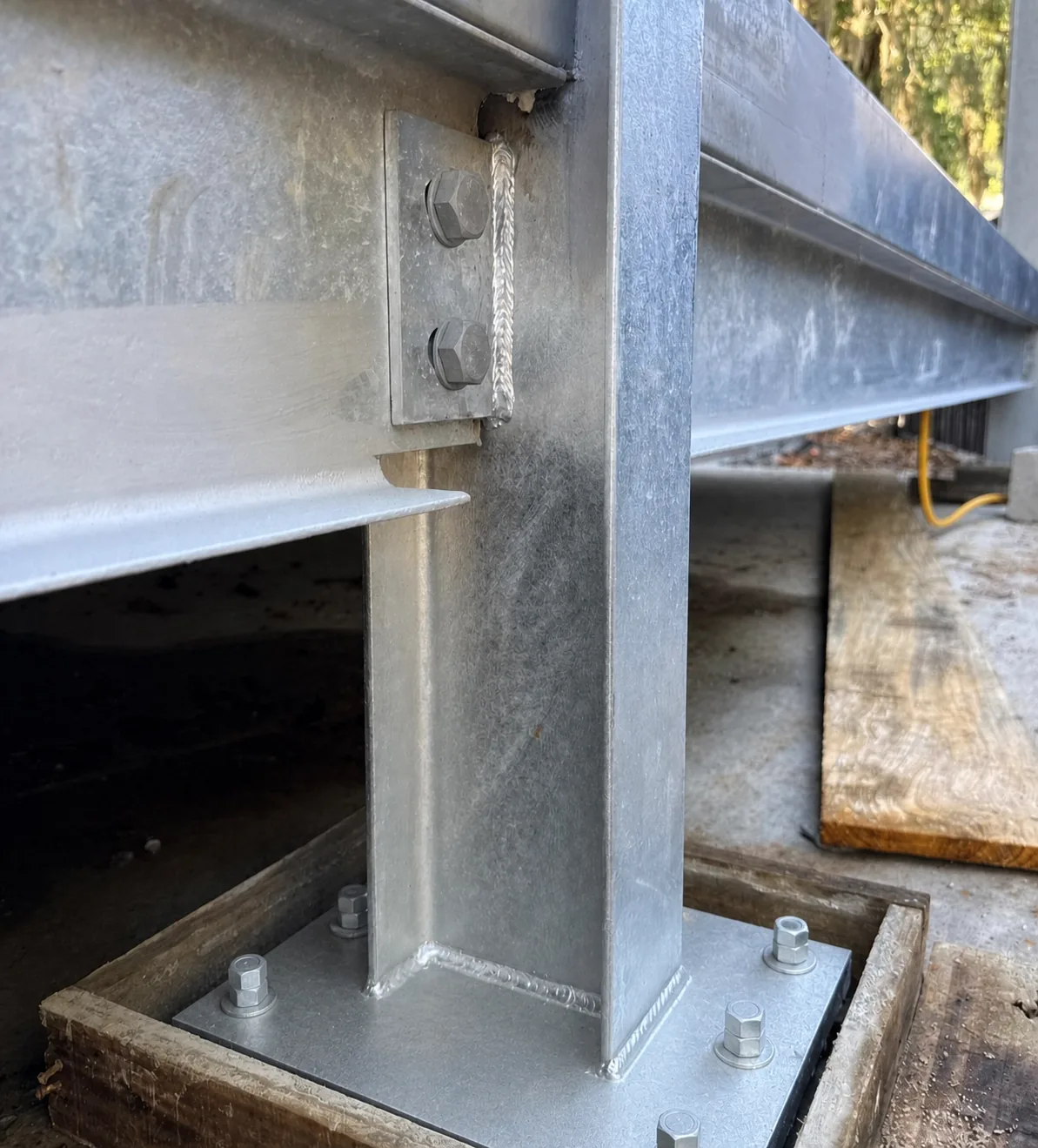 Detalhe de conexão parafusada em perfil metálico galvanizado a fogo