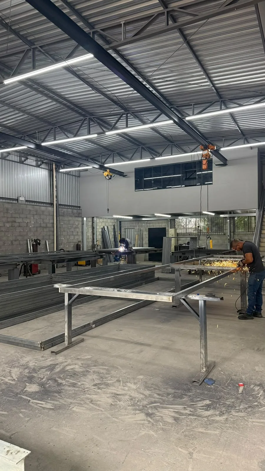 Interior da fábrica da MetalPriss com ponte rolante e estruturas em produção